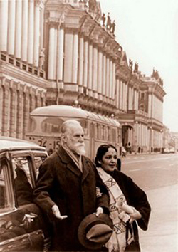 фото Святослав Николаевич Рерих и Девика Рани около Государственного Эрмитажа. Ленинград, Набережная Невы, январь 1975